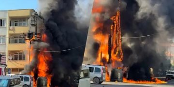 Mahallenin ortasındaki trafo bomba gibi patladı yangın çıktı, büyük panik yaşandı
