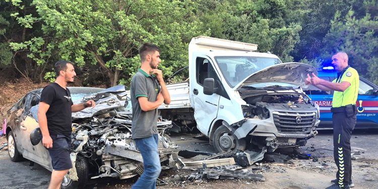 Bodrum’da Kamyonet ve Otomobil Çarpıştı: 4 Yaralı