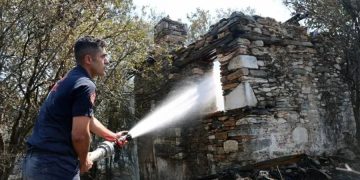 Menteşe’de Elektrik Telleri Yangına Sebep Oldu