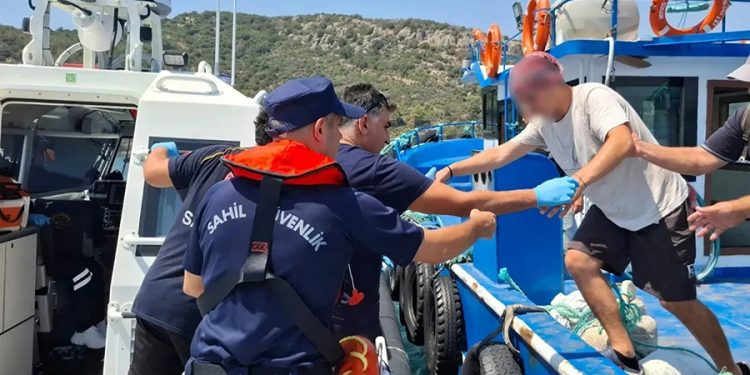Balıkçı teknesinde rahatsızlanan vatandaşa tıbbi tahliye