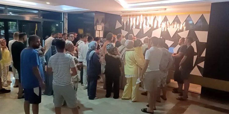 Turistler Resepsiyonu Bastı, Eylemle Tepki Gösterdi