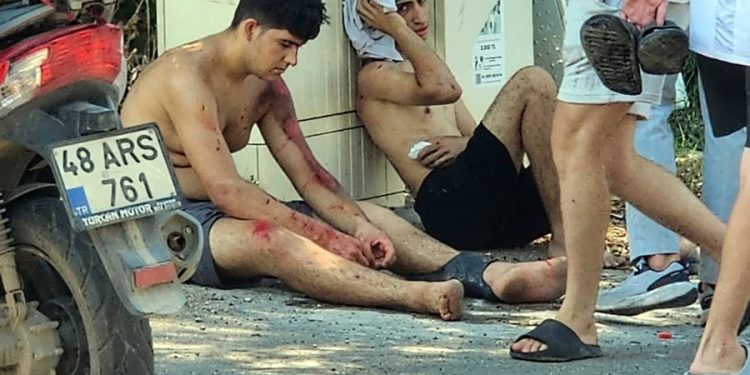 Torba’da motosikletten düşen gençler yaralandı