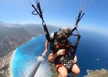 Babadağ Semalarında Satranç Heyecanı: Hem Uçtular, Hem Oynadılar