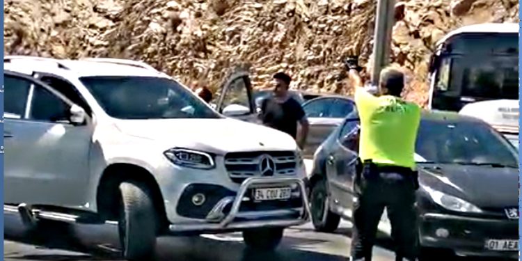 İbrahim Tatlıses’in Kızı Dilan Çıtak, Polisin Üzerine Araba Sürdü (OLAYIN BAŞINDAN SONUNA VİDEOSU)