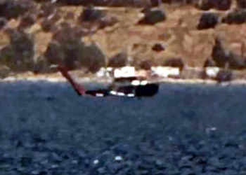 Yangın söndürme helikopteri denize acil iniş yaptı