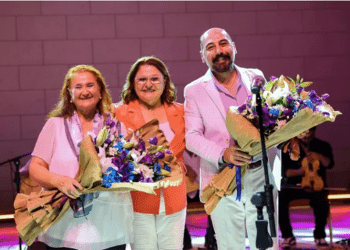 Türkü gecesinde Akkiraz ve Uğurlu rüzgarı esti