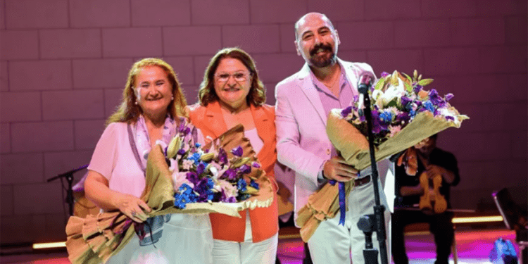 Türkü gecesinde Akkiraz ve Uğurlu rüzgarı esti