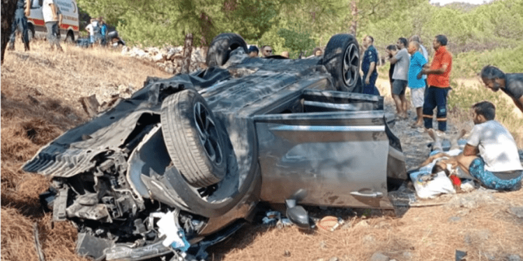 Lastiği patlayan araç faciaya neden oldu 5 YARALI