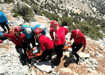 YİNE PARAŞÜT FACİASI… Yamaç paraşütündekiler kayalıklara düştü; 5 saatte kurtarıldılar