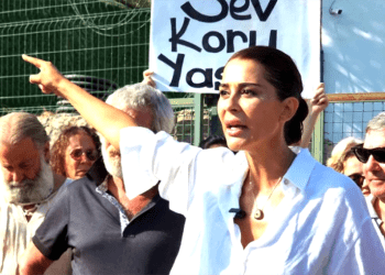 Hayvanseverler barınak önünde eylem yaptı