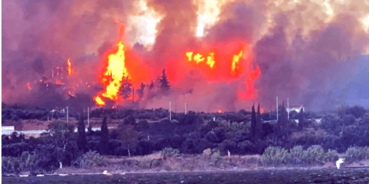 Turistik ada alev alev yüzlerce kişi plajlarda mahsur kaldı
