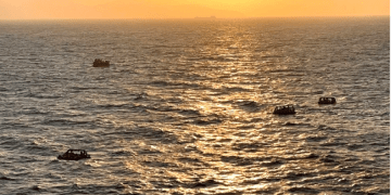 Muğla açıklarında 20’si çocuk 86 göçmen ve 2 göçmen kaçakçısı kurtarıldı