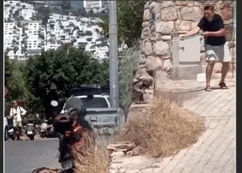 Yanan motosikleti bahçe hortumu ile söndürmeye çalıştılar