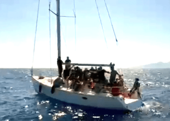 Muğla açıklarında batma tehlikesi geçiren göçmen dolu yelkenli tekne kurtarıldı