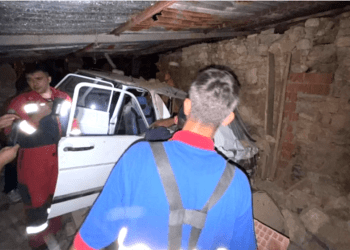 Otomobil ahıra daldı 1 ölü üç yaralı