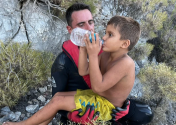 Batan teknedeki çocuklar dahil, sekiz kişi kurtarıldı
