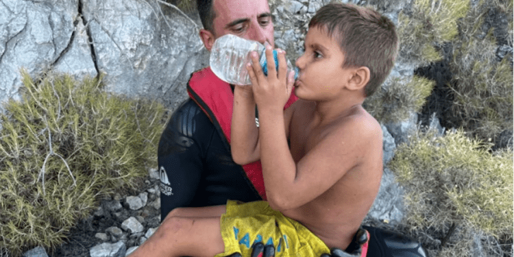 Batan teknedeki çocuklar dahil, sekiz kişi kurtarıldı