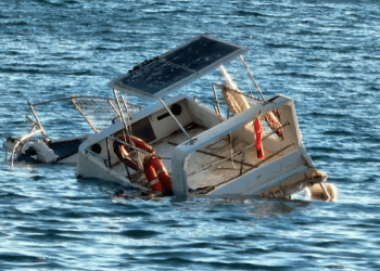 Bodrum’da fırtına etkili oldu, sabah kalkan teknesini karada buldu
