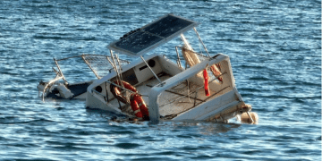 Bodrum’da fırtına etkili oldu, sabah kalkan teknesini karada buldu
