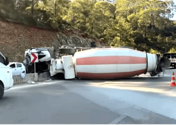 Fethiye yolunda feci kaza beton mikseri devrildi