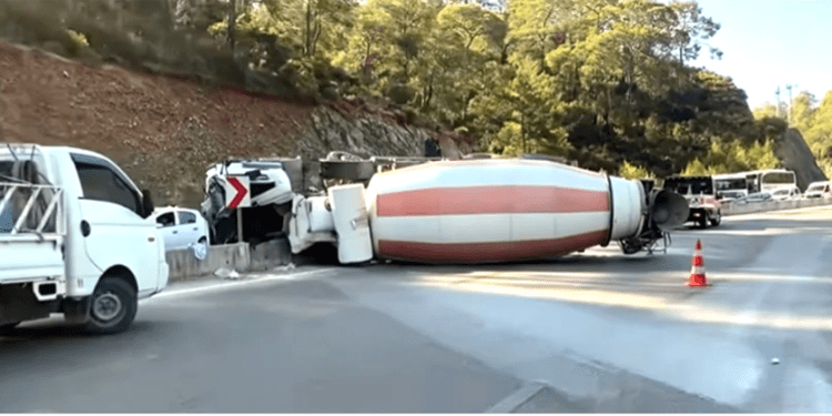 Fethiye yolunda feci kaza beton mikseri devrildi