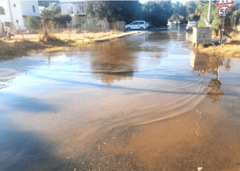 Torba’da isale hattı yine patladı caddeler göle döndü