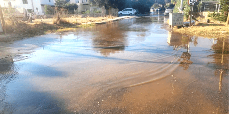 Torba’da isale hattı yine patladı caddeler göle döndü