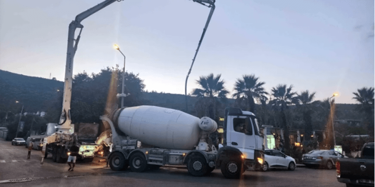 Bakanlık ve Valiliğin inşaat yasağını takan yok beş yıldız otelin önündeki işyerine  akşam saatlerinde beton döktüler