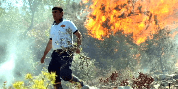 Yalıkavak’ta anız yakarken tarlayı yaktı, bir itfaiye eri hastanelik oldu