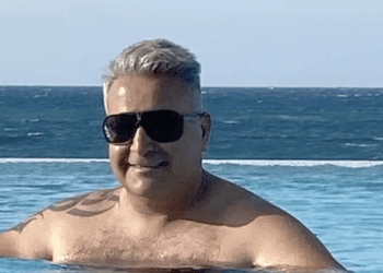 Acenteci evinin balkonunda asılı bulundu