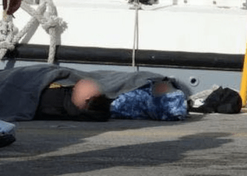 Göçmen kaçakçısı göçmenleri denize döktü, bir anne ve çocuğu öldü