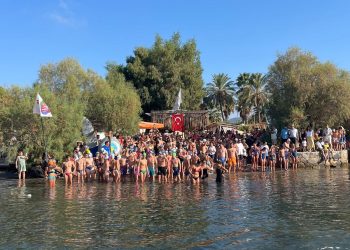 30 Ağustos Zafer Bayramı için, 150 kişi bayraklarıyla Çelebi Adası’na yüzdü