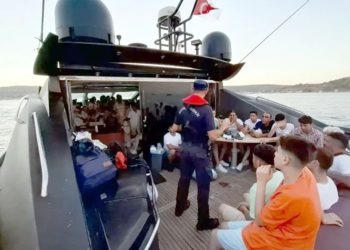 Bodrum açıklarında lüks motor yatta 72 göçmen yakalandı