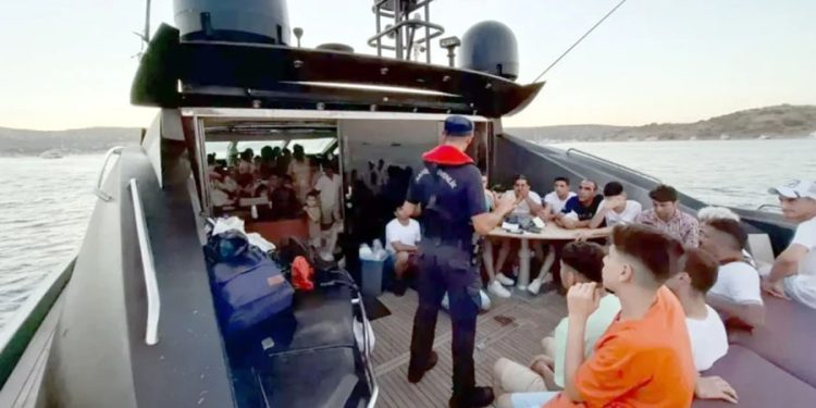 Bodrum açıklarında lüks motor yatta 72 göçmen yakalandı