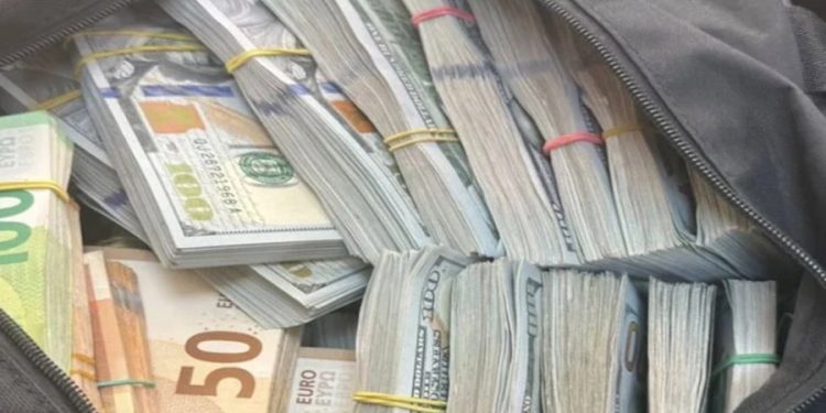 Türkiye’ye gelen araçtan servet çıktı