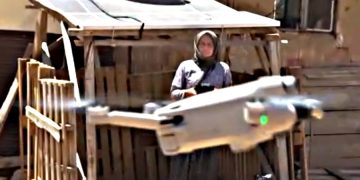 Sürüsüne dadanan kurtlar, çoban kadını dron pilotu yaptı