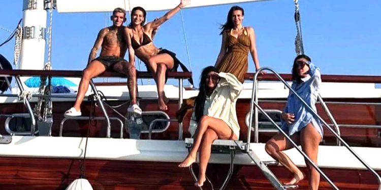 Lucas Torreira maçtan çıktı yeniden barıştığı sevgilisi Devrim Özkan’a koştu