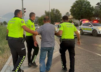 Fethiye’de Kadına Çarpıp Üzerinden Geçmeye Çalışan Sürücü Tutuklandı