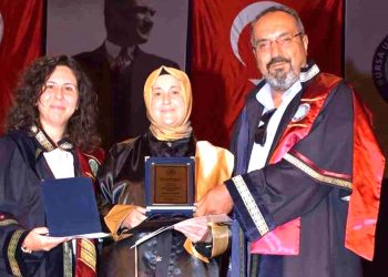 50 yaşındaki 5 çocuklu anne, üniversitede bölüm birincisi oldu