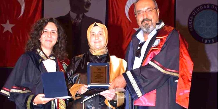 50 yaşındaki 5 çocuklu anne, üniversitede bölüm birincisi oldu