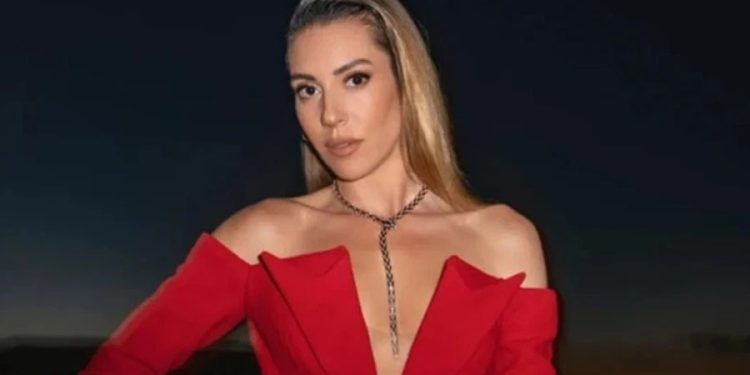 Sinem Kobal’dan Bikinili Paylaşım