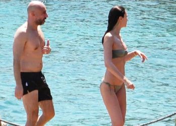 Kim der ki 48 yaşında! Demet Şener fiziğiyle gençlere taş çıkartıyor