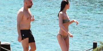 Kim der ki 48 yaşında! Demet Şener fiziğiyle gençlere taş çıkartıyor