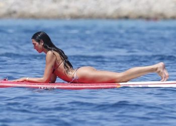 Dua Lipa da ‘çift bikini’ akımına katıldı