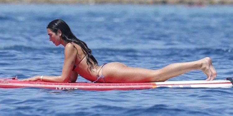 Dua Lipa da ‘çift bikini’ akımına katıldı