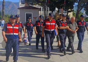 Köyceğiz’de mısır tarlasını uyuşturucu tarlasına çeviren 2 kişi tutuklandı