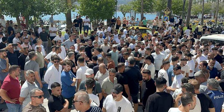 Marmaris Kapalıçarşı Esnafı, Para Cezalarını Protesto Etti