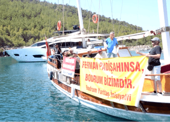 Bodrum  Yurttaş İnsiyatifi koyları cehenneme çeviren yatlara karşı denizden eylem yaptı, yatlar sağa sola kaçıştı