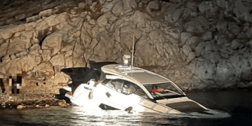 Bodrum’dan hareket eden motor yat kayalıklara çarparak battı