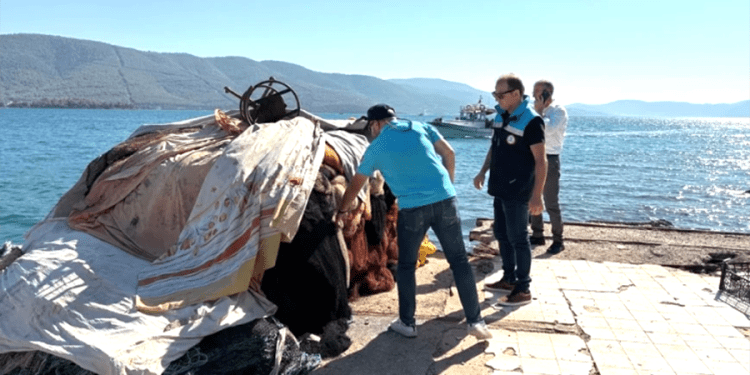 Güllük Körfezi’nde kaçak avcıların ağlarına ve malzemelerine el konuldu